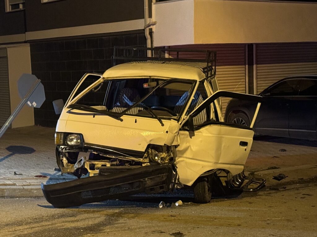karamanda-panelvanla-carpisan-otomobil-park-halindeki-araca-carpti-3-kisi-yaralandi-AEnW6M52